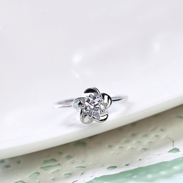 Pure Temperament 925 Sterling Silver Elegant Flower-Shaped Engagement Ring