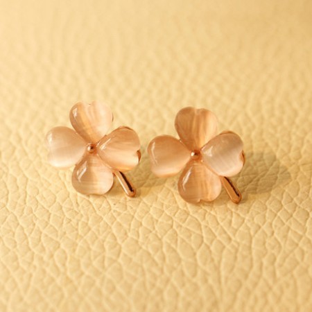 Quality Elegant And Fashionable Moonstone Clover Women's Earrings