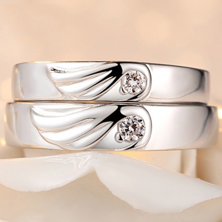Matching Curled Heart Wedding Ring Set in Yellow Gold