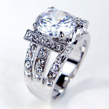 Latest Luxury Engagement Ring With Rhinestone