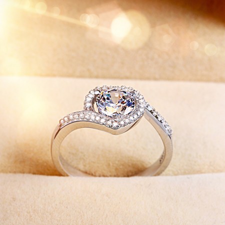 Heart-Shaped S925 Silver Inlaid Beautiful Shine Cubic Zirconia Engagement Ring